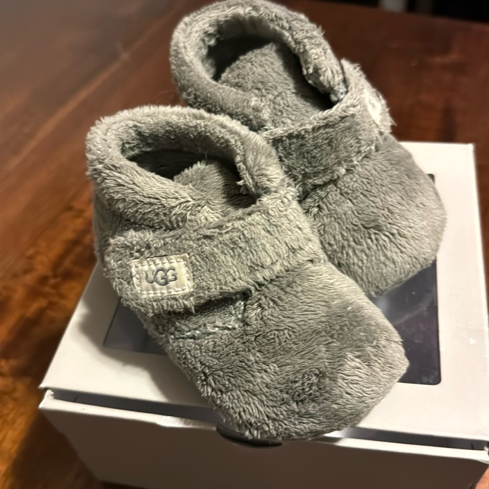 UGG Baby Bixbee Size 4 5 Infant Gray Fleece Booties Shoes Slippers. In box